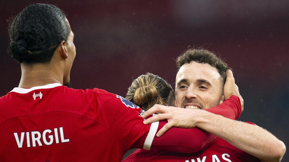 Ο Ντιόγκο Ζότα με τον Κώστα Τσιμίκα