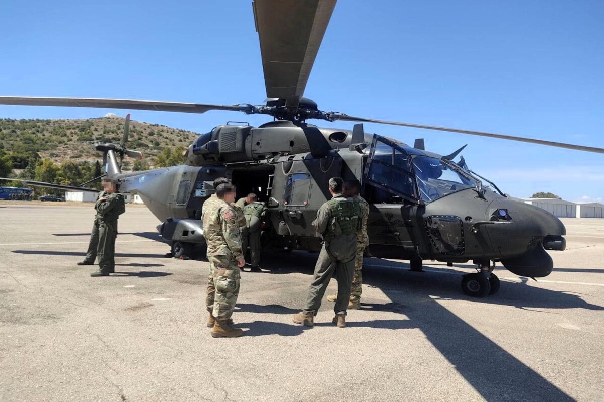 Έλληνας και Αμερικανός στρατιωτικός συζητούν μπροστά από ένα ελληνικό ελικόπτερο NH-90