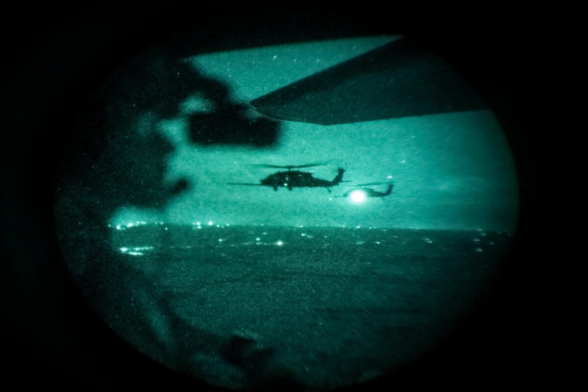 Ελικόπτερα Black Hawk της 160th SOAR σε νυχτερινή επιχείρηση