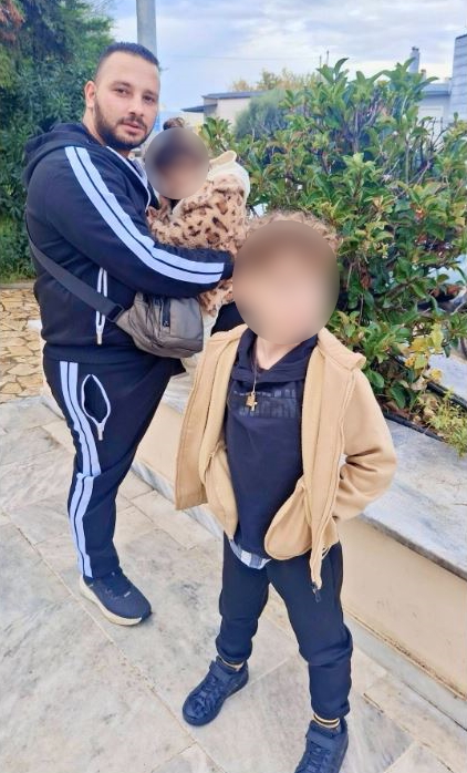 Ο 30χρονος με τα δύο παιδιά του