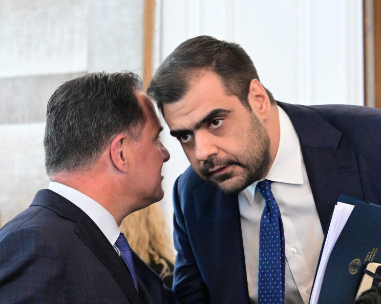 Ο Παύλος Μαρινάκης και ο Άδωνις Γεωργιάδης κατά τη συνεδρίαση Υπουργικού Συμβουλίου