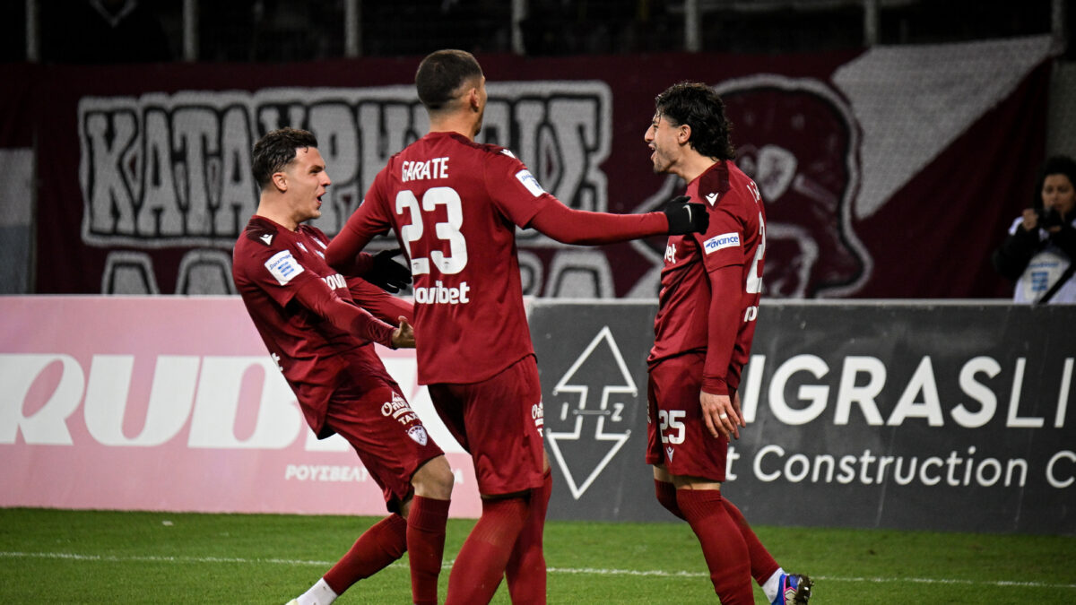 Οι παίκτες της ΑΕΛ Novibet πανηγυρίζουν κόντρα στον Πανσερραϊκό (OFFNETWORK.GR