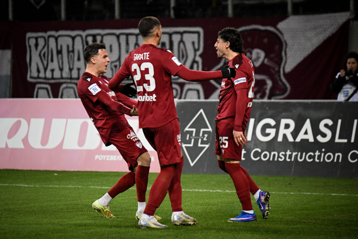 Οι παίκτες της ΑΕΛ Novibet πανηγυρίζουν κόντρα στον Πανσερραϊκό (OFFNETWORK.GR