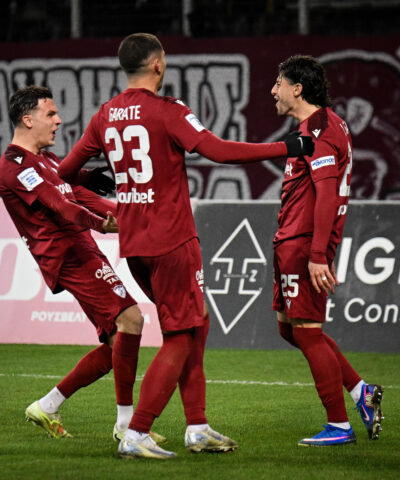 Οι παίκτες της ΑΕΛ Novibet πανηγυρίζουν κόντρα στον Πανσερραϊκό (OFFNETWORK.GR