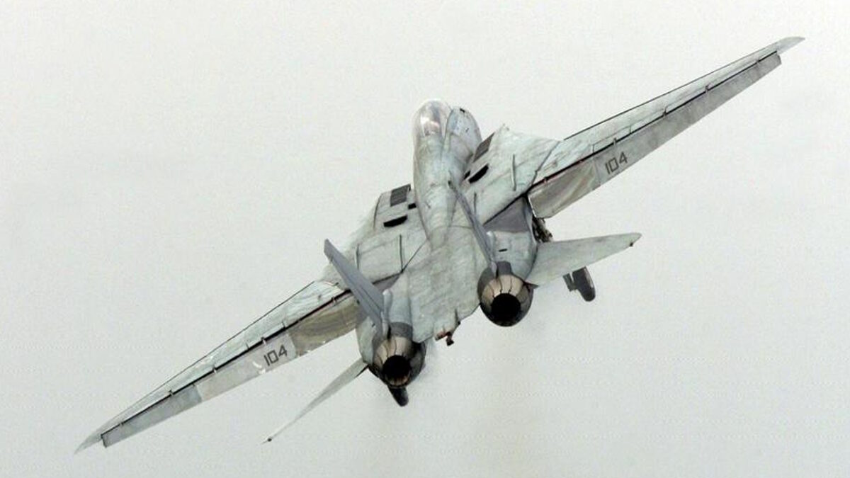 Μαχητικό αεροσκάφος F-14 Tom Cat απογειώνεται από το αμερικανικό αεροπλανοφόρο «Abraham Lincoln»