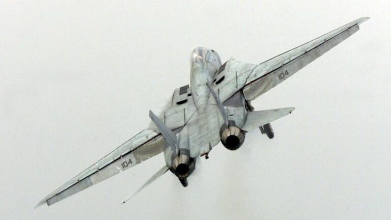 Μαχητικό αεροσκάφος F-14 Tom Cat απογειώνεται από το αμερικανικό αεροπλανοφόρο «Abraham Lincoln»