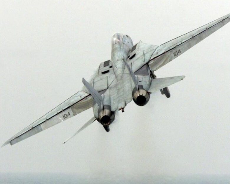Μαχητικό αεροσκάφος F-14 Tom Cat απογειώνεται από το αμερικανικό αεροπλανοφόρο «Abraham Lincoln»