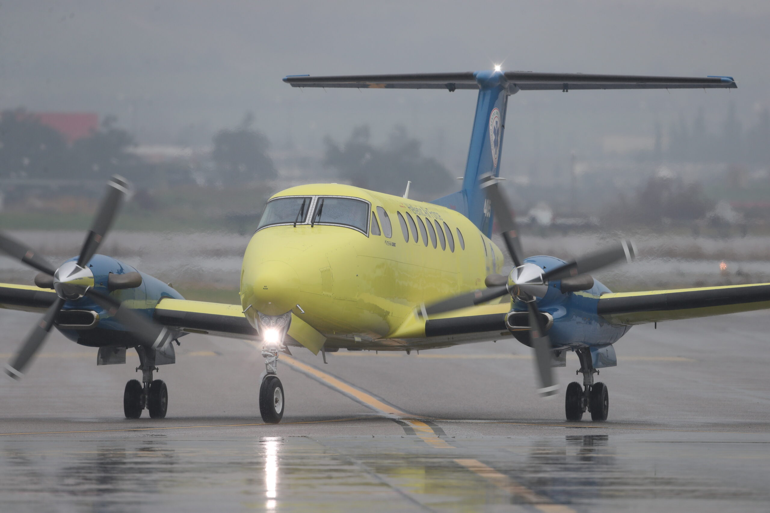 Άφιξη των τραυματιών του τροχαίου δυστυχήματος σε δρόμο της Ρουμανίας στο αεροδρόμιο Μακεδονία στη Θεσσαλονίκη. Πέμπτη 29 Ιανουαρίου 2026  (ΒΑΣΙΛΗΣ ΒΕΡΒΕΡΙΔΗΣ / MOTION TEAM)