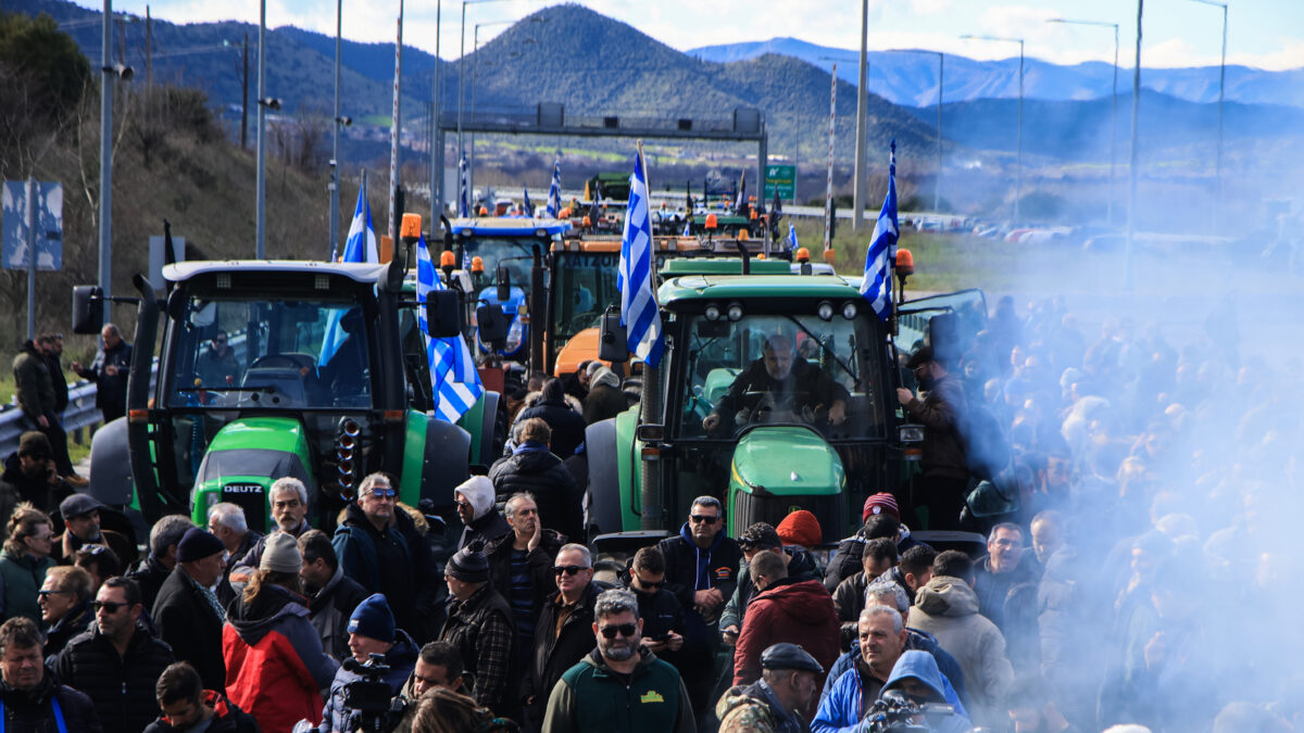 Αποκλεισμός της Εθνικής Οδού Αθηνών - Θεσσαλονίκης στα Τέμπη από αγρότες και κτηνοτρόφους του μπλόκου της Νίκαιας στην Λάρισα