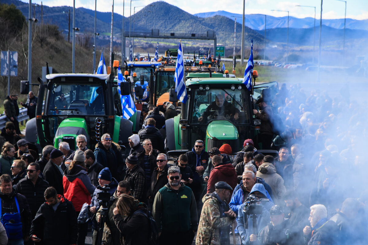 Αποκλεισμός της Εθνικής Οδού Αθηνών - Θεσσαλονίκης στα Τέμπη από αγρότες και κτηνοτρόφους του μπλόκου της Νίκαιας στην Λάρισα