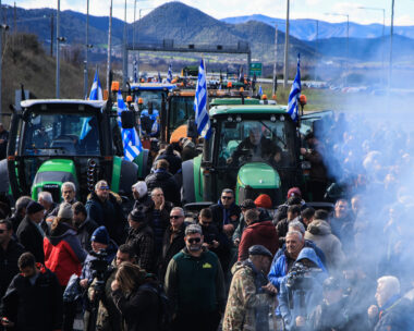 Αποκλεισμός της Εθνικής Οδού Αθηνών - Θεσσαλονίκης στα Τέμπη από αγρότες και κτηνοτρόφους του μπλόκου της Νίκαιας στην Λάρισα