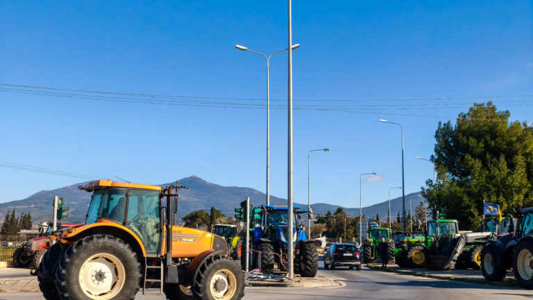 Αγρότες στα μπλόκα