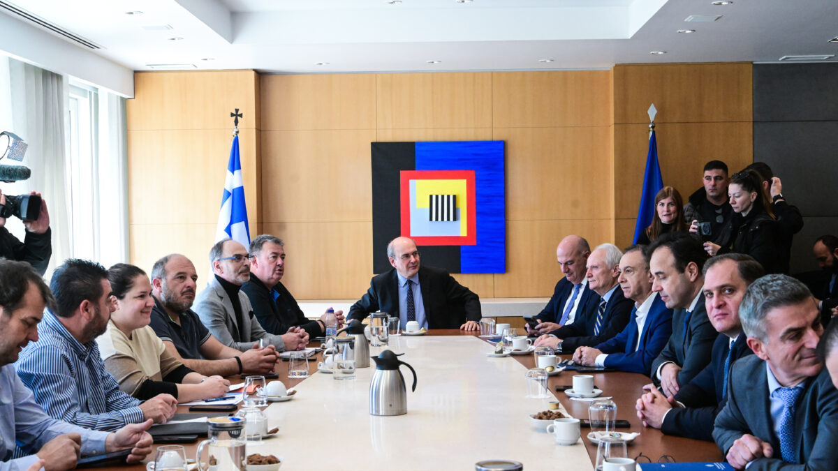 Σύσκεψη κυβερνητικού κλιμακίου με εκπροσώπους αγροκτηνοτρόφων για ζητήματα που έχουν προκύψει από την υποχρεωτική εφαρμογή των ΑΤΑΚ και ΚΑΕΚ (ΤΑΤΙΑΝΑ ΜΠΟΛΑΡΗ