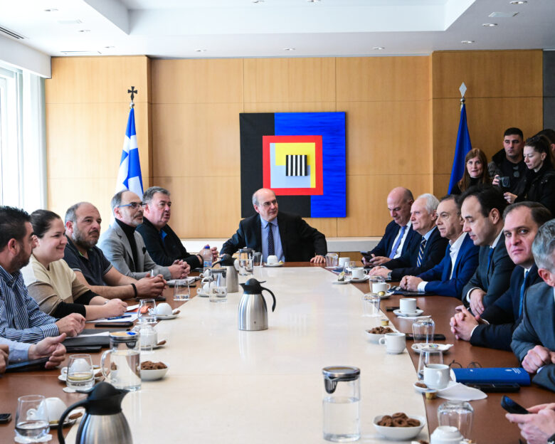 Σύσκεψη κυβερνητικού κλιμακίου με εκπροσώπους αγροκτηνοτρόφων για ζητήματα που έχουν προκύψει από την υποχρεωτική εφαρμογή των ΑΤΑΚ και ΚΑΕΚ (ΤΑΤΙΑΝΑ ΜΠΟΛΑΡΗ