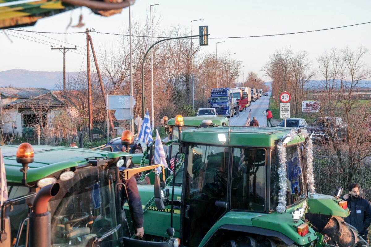 Μπλόκο αγροτών στη Λάρισα
