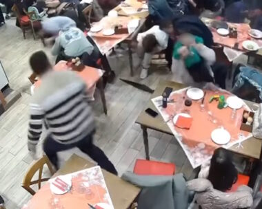 Αλεξανδρούπολη: Η στιγμή που ανεμοστρόβιλος χτυπάει εστιατόριο γεμάτο με κόσμο – Φωνές και σκηνές πανικού