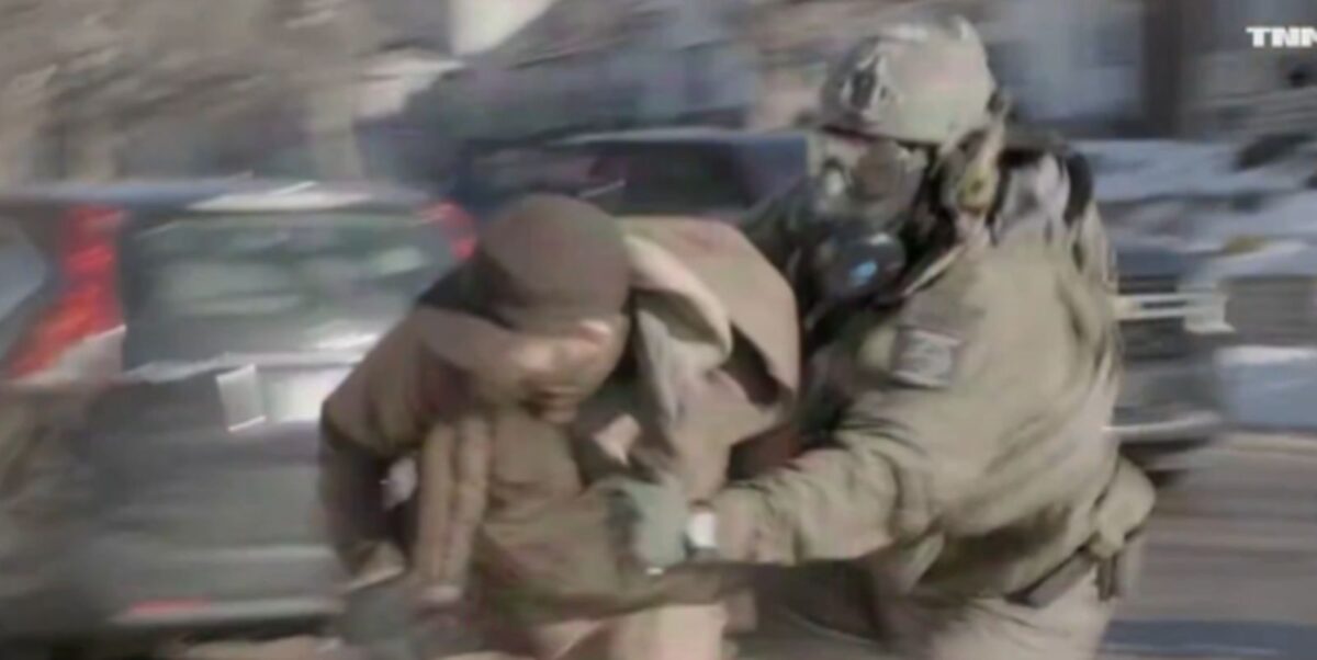 Ο Άλεξ Πρέτι συγκρούεται με πράκτορες της αστυνομίας μετανάστευης 11 μέρες πριν τη δολοφονία του