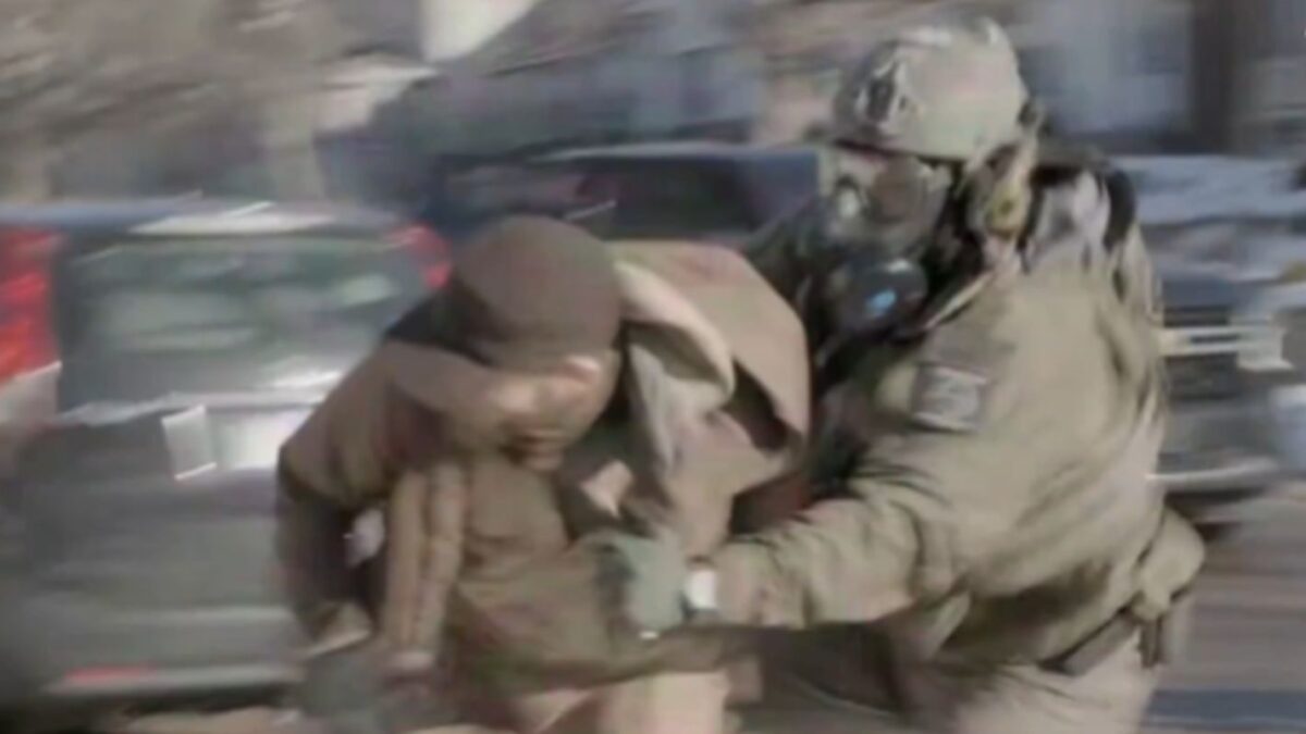 Ο Άλεξ Πρέτι συγκρούεται με πράκτορες της αστυνομίας μετανάστευης 11 μέρες πριν τη δολοφονία του