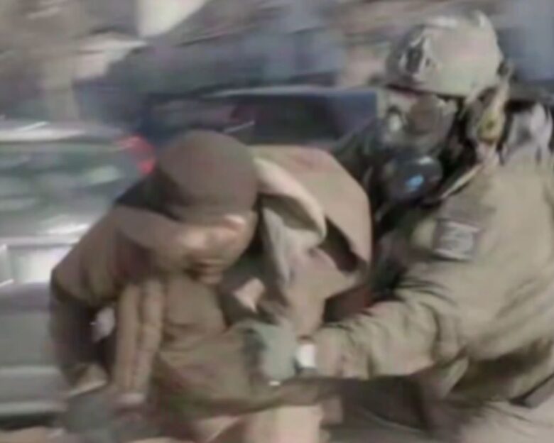 Ο Άλεξ Πρέτι συγκρούεται με πράκτορες της αστυνομίας μετανάστευης 11 μέρες πριν τη δολοφονία του