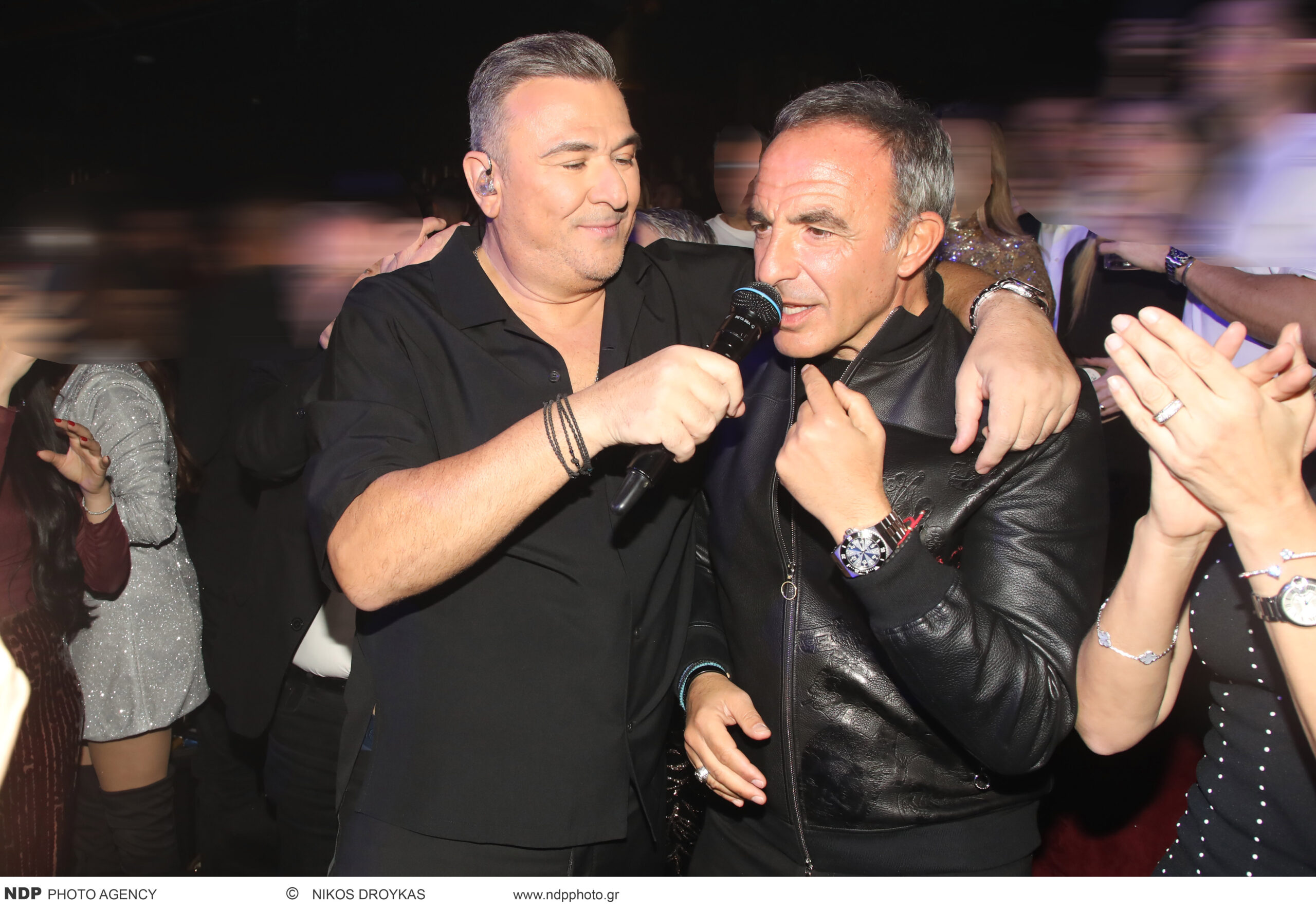 Ο Νίκος Αλιάγας τραγουδάει στο νυχτερινό κέντρο της Αθήνας