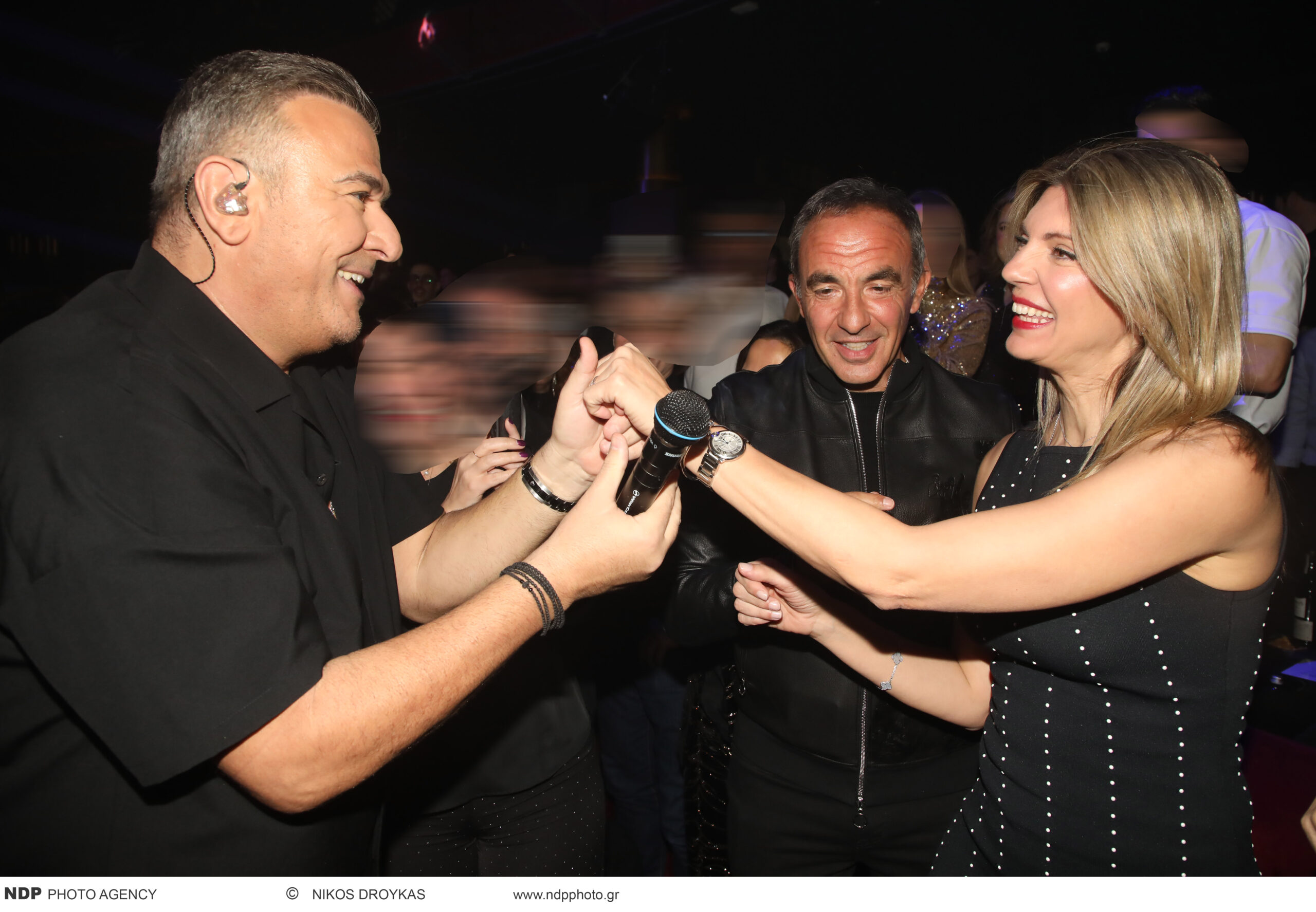 Ο Αντώνης Ρέμος κοντά στο ζευγάρι