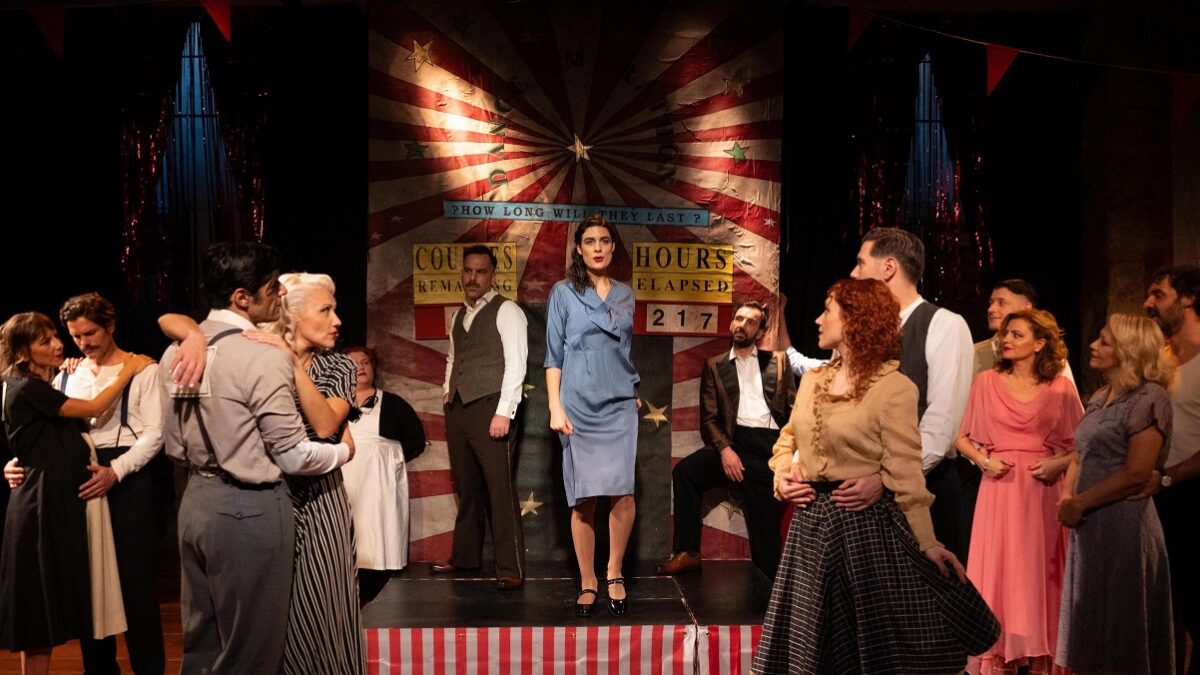 Σκοτώνουν τα άλογα όταν γεράσουν: Η παράσταση «γροθιά» για τα ριάλιτι