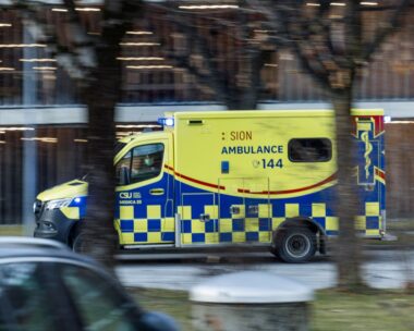 Ασθενοφόρο στο χιονοδρομικό κέντρο στην Ελβετία