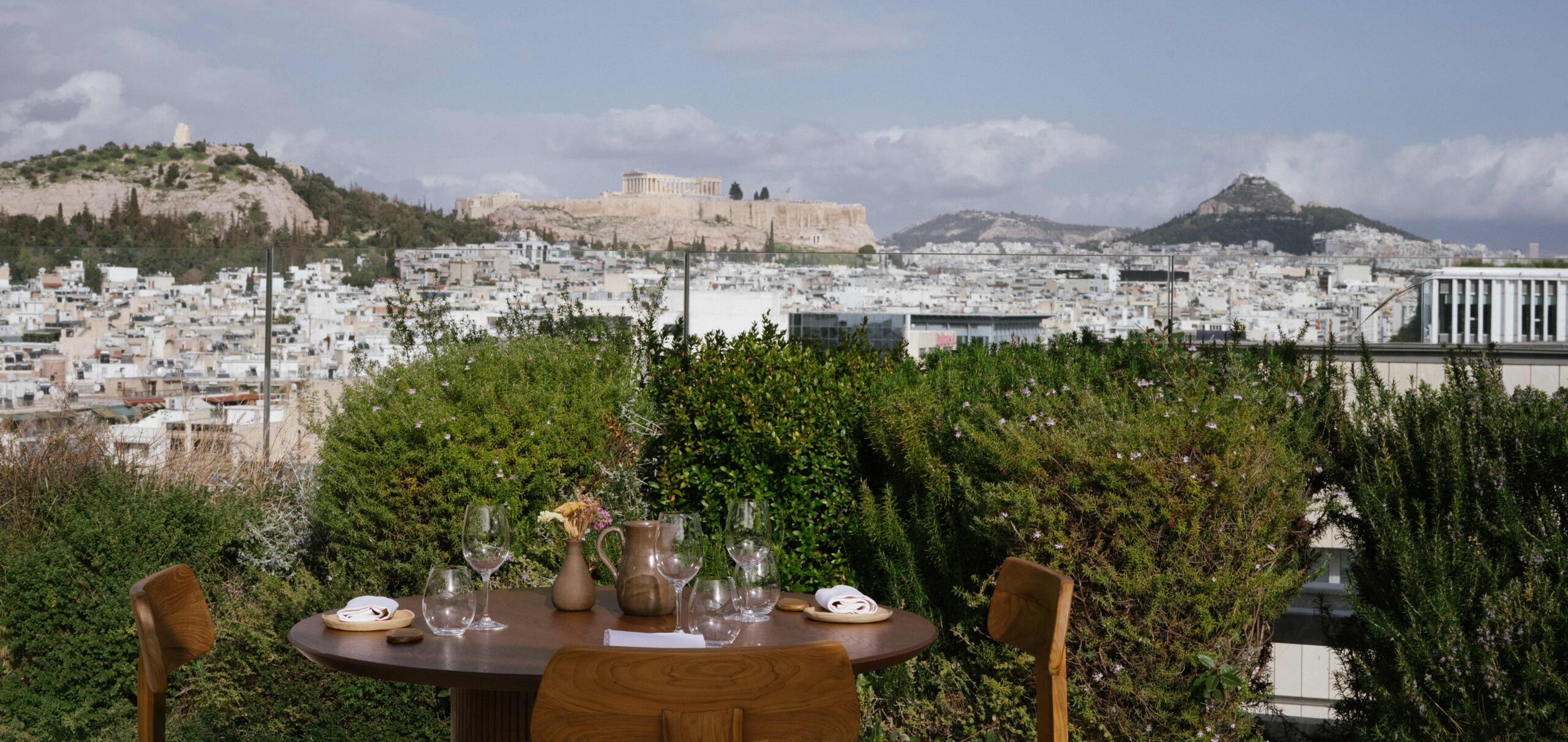 Tο Amphibian προτείνει μια εμπειρία σύγχρονης γαστρονομίας σε διαρκή εξέλιξη, με φόντο την πόλη και θέα στην Ακρόπολη.
