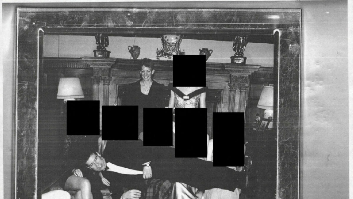 Η επίμαχη φωτογραφία του πρίγκιπα Άντριου με την Γκίσλεϊν Μάξγουελ και άγνωστες γυναίκες