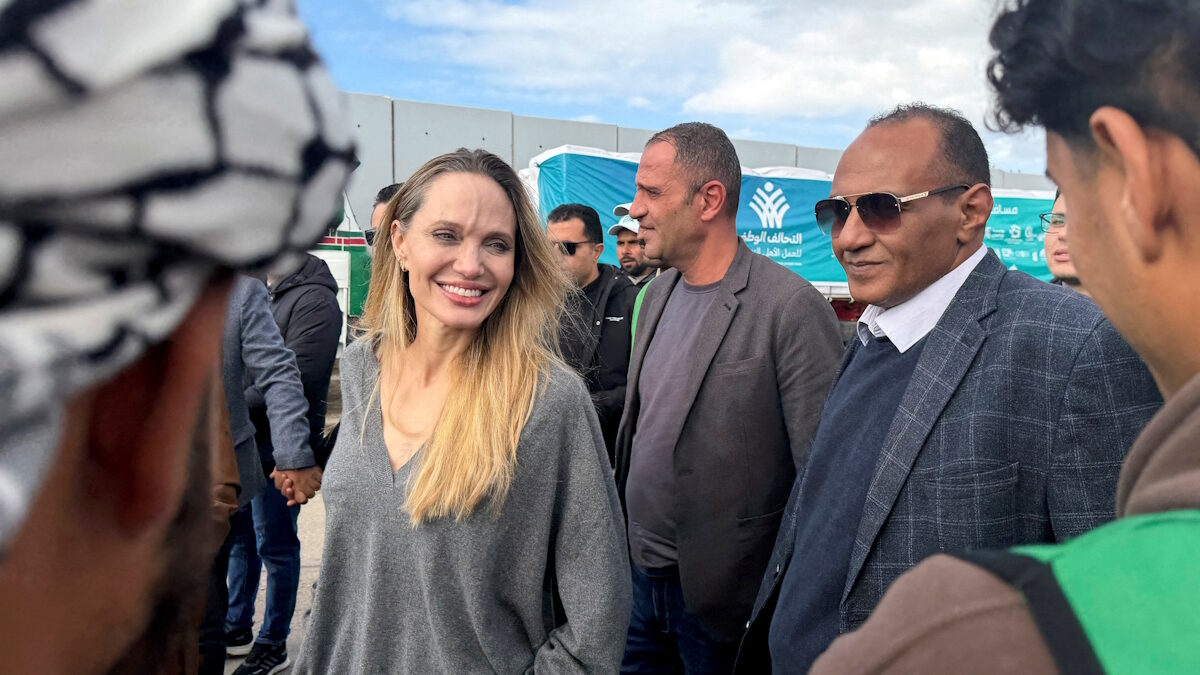 Η ηθοποιός Αντζελίνα Τζολί επισκέπτεται την περιοχή κοντά στο συνοριακό σταθμό Ράφα μεταξύ Αιγύπτου και Λωρίδας της Γάζας, στη Ράφα της Αιγύπτου