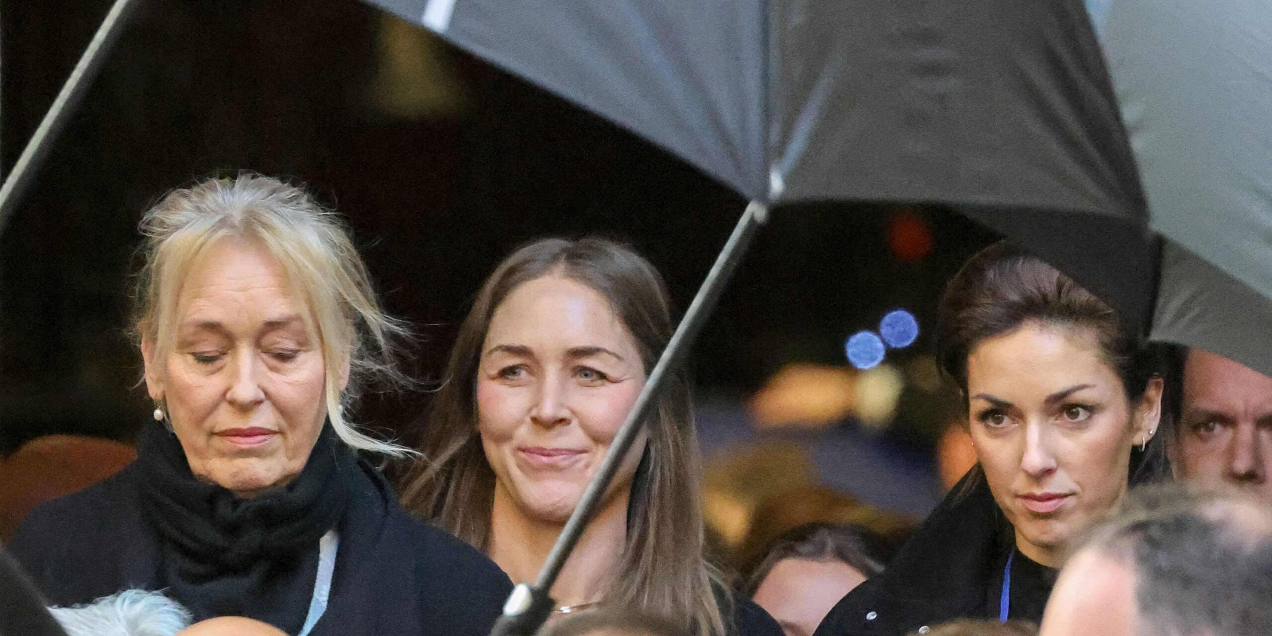 Η νύφη της Μπαρντό Anne-Line Bjerkan και οι εγγονές της Anna Charrier και Théa Charrier στην κηδεία της Γαλλίδασ σταρ