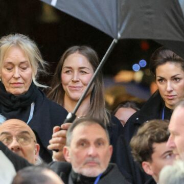 Η νύφη της Μπαρντό Anne-Line Bjerkan και οι εγγονές της Anna Charrier και Théa Charrier στην κηδεία της Γαλλίδασ σταρ