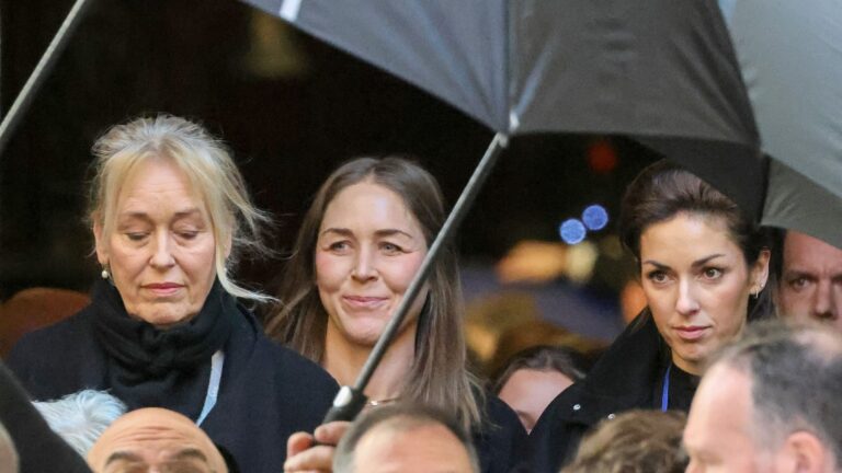 Η νύφη της Μπαρντό Anne-Line Bjerkan και οι εγγονές της Anna Charrier και Théa Charrier στην κηδεία της Γαλλίδασ σταρ