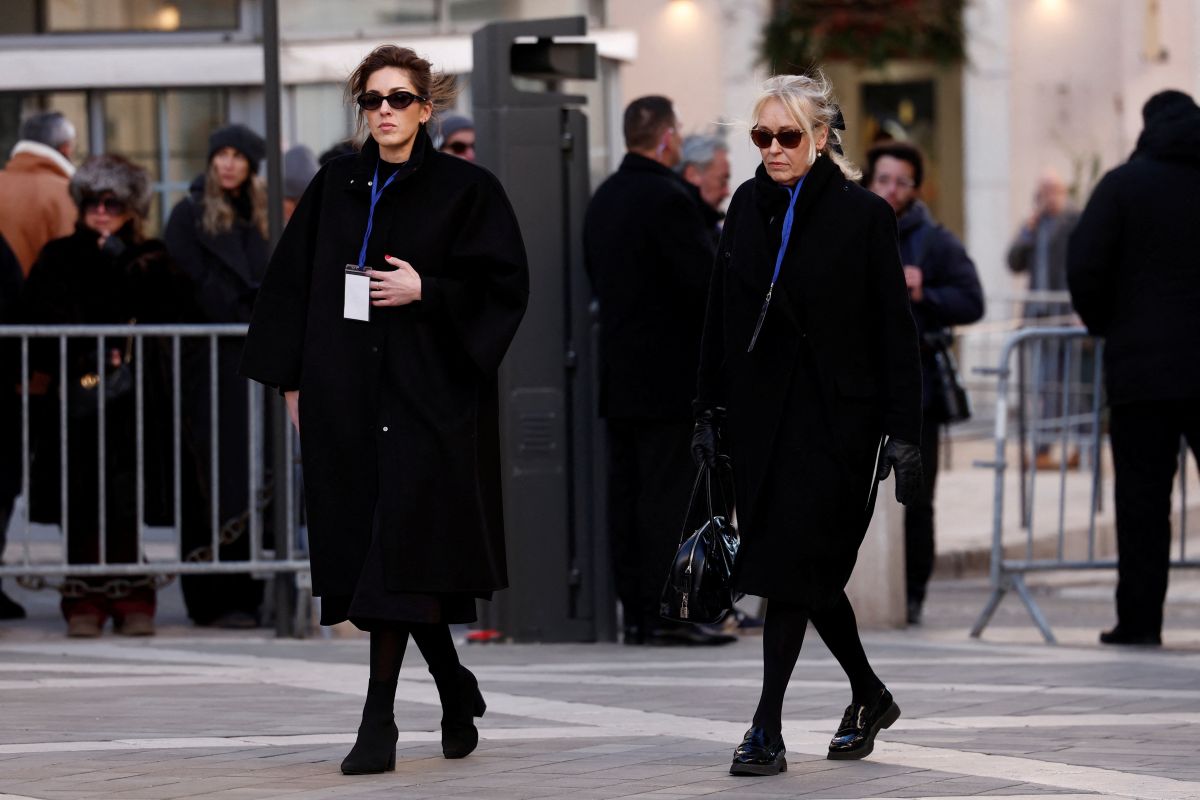 Η Anne-Line Bjerkan, γυναίκα του γιου Νικολά Σαριέ και η κόρη της Thea Charrier Bjerkan φτάνουν στην κηδεία στο Σεν Τροπέ