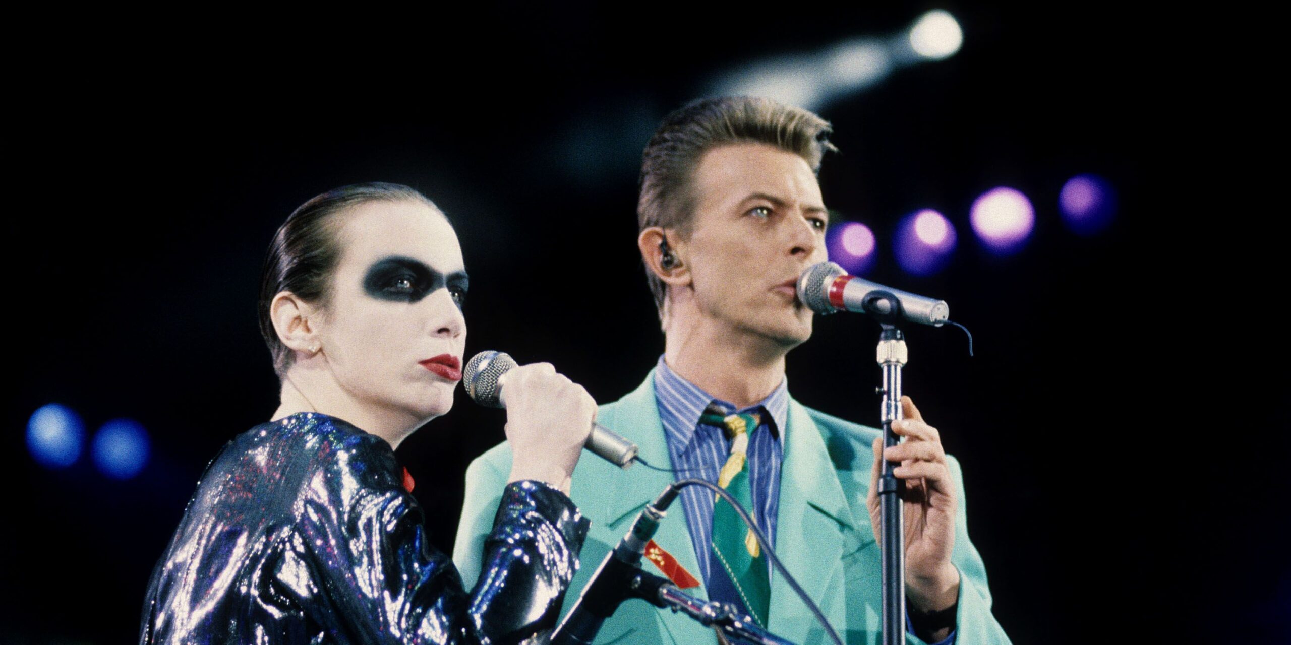 Η Annie Lennox και ο David Bowie ερμηνεύουν το «Under Pressure» στο Freddie Mercury Tribute Concert για την ευαισθητοποίηση σχετικά με το AIDS.