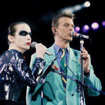 Η Annie Lennox και ο David Bowie ερμηνεύουν το «Under Pressure» στο Freddie Mercury Tribute Concert για την ευαισθητοποίηση σχετικά με το AIDS.