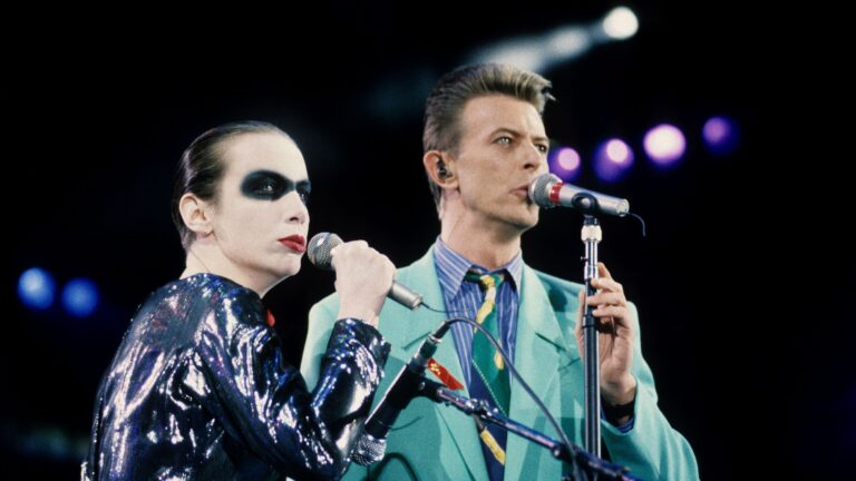 Η Annie Lennox και ο David Bowie ερμηνεύουν το «Under Pressure» στο Freddie Mercury Tribute Concert για την ευαισθητοποίηση σχετικά με το AIDS.
