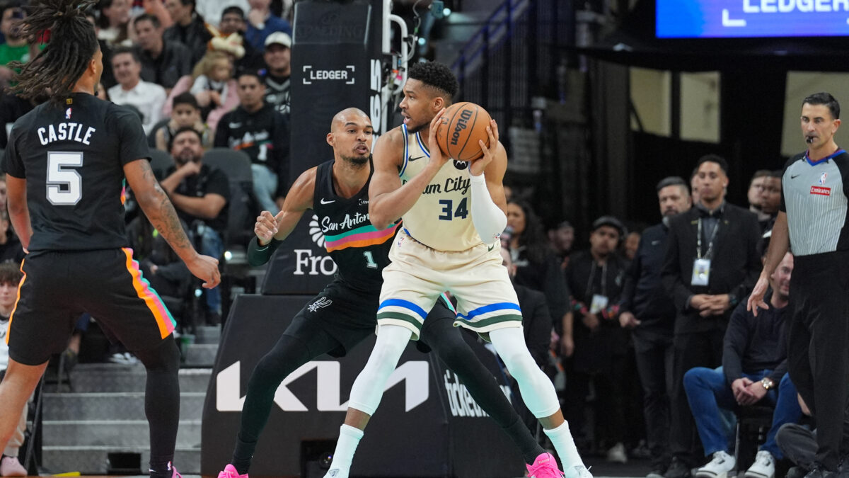 Ο Γιάννης Αντετοκούνμπο με τους Μπακς