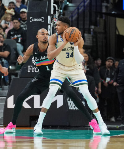 Ο Γιάννης Αντετοκούνμπο με τους Μπακς