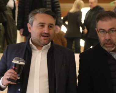 Ο Αντώνης Σαουλίδης (αριστερά) σε συνεδρίαση της Κεντρικής Πολιτικής Επιτροπής του ΠΑΣΟΚ