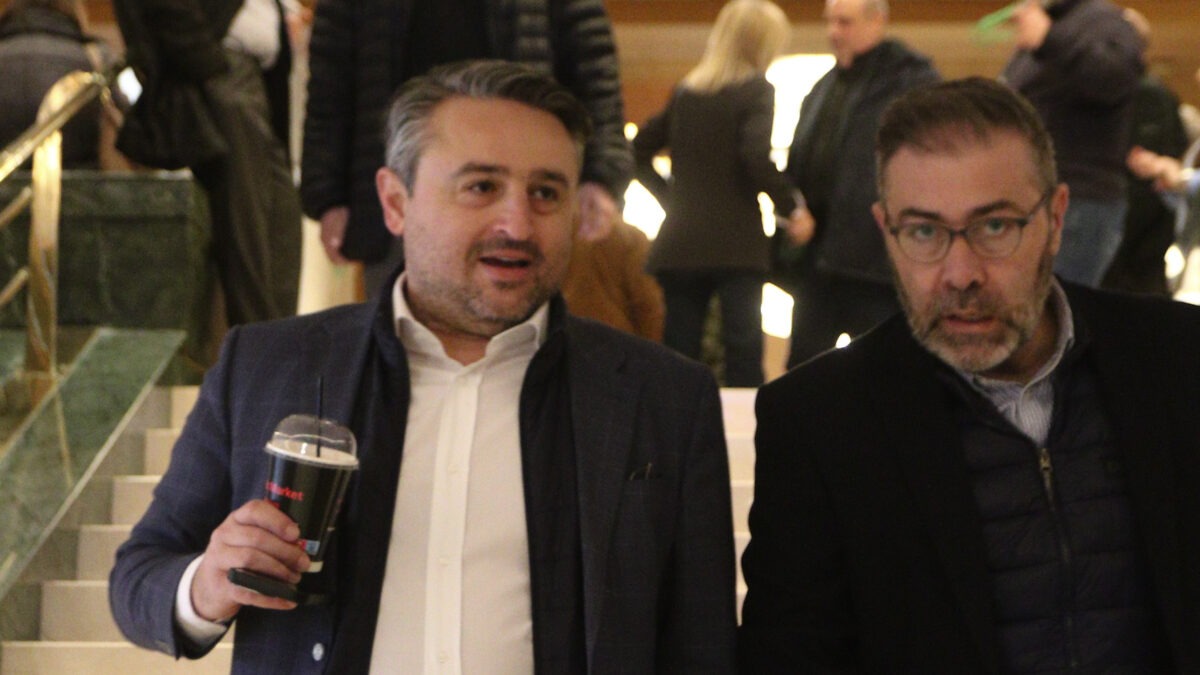 Ο Αντώνης Σαουλίδης (αριστερά) σε συνεδρίαση της Κεντρικής Πολιτικής Επιτροπής του ΠΑΣΟΚ