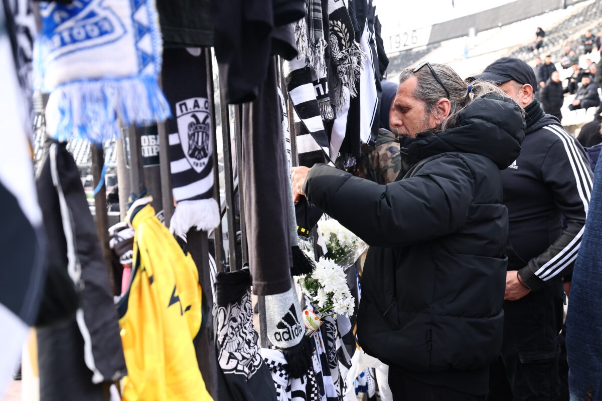 ΑΝΤΙΠΡΟΣΩΠΕΙΑ ΤΟΥ ΑΡΗ ΑΦΗΝΕΙ ΛΟΥΛΟΥΔΙΑ ΣΤΗ ΜΝΗΜΗ ΤΩΝ ΘΥΜΑΤΩΝ ΤΟΥ ΤΡΟΧΑΙΟΥ ΣΤΗ ΡΟΥΜΑΝΙΑ (ΡΑΦΑΗΛ ΓΕΩΡΓΙΑΔΗΣ