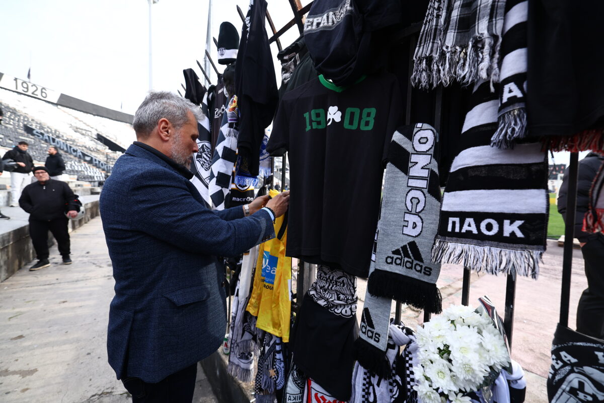 ΑΝΤΙΠΡΟΣΩΠΕΙΑ ΤΟΥ ΑΡΗ ΑΦΗΝΕΙ ΛΟΥΛΟΥΔΙΑ ΣΤΗ ΜΝΗΜΗ ΤΩΝ ΘΥΜΑΤΩΝ ΤΟΥ ΤΡΟΧΑΙΟΥ ΣΤΗ ΡΟΥΜΑΝΙΑ (ΡΑΦΑΗΛ ΓΕΩΡΓΙΑΔΗΣ