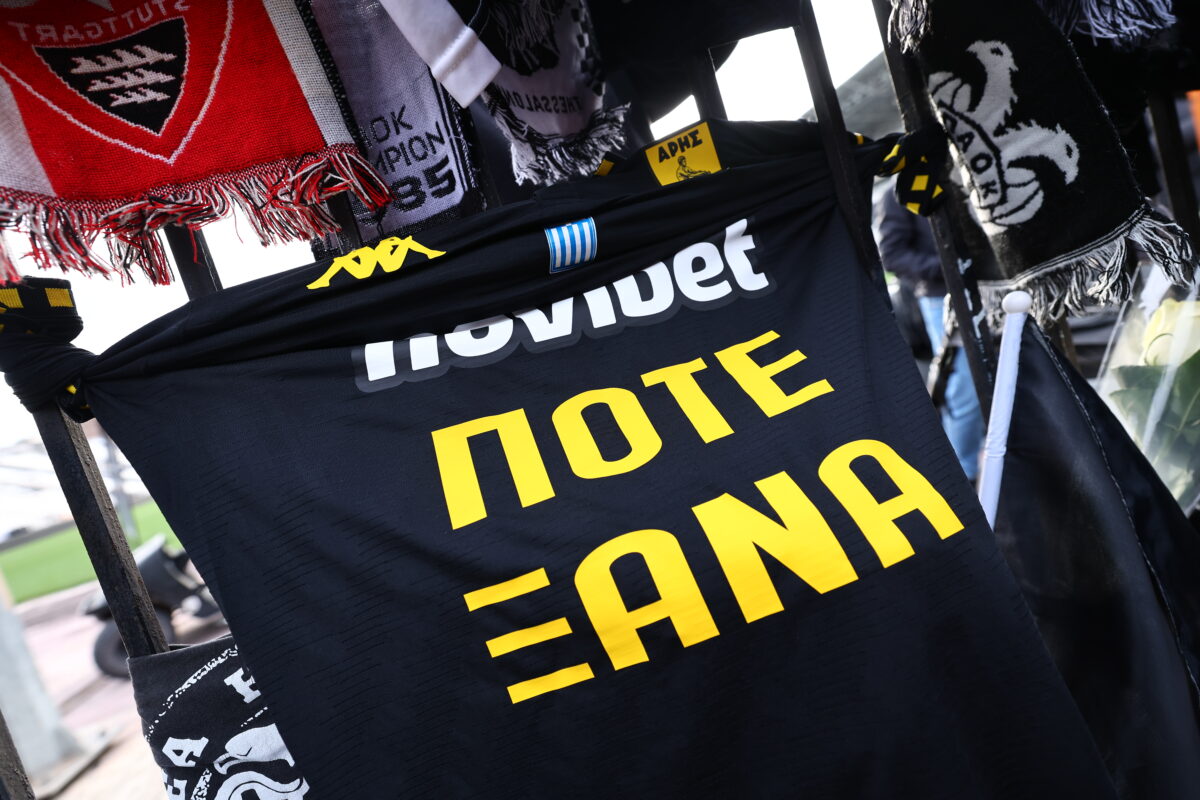 ΑΝΤΙΠΡΟΣΩΠΕΙΑ ΤΟΥ ΑΡΗ ΑΦΗΝΕΙ ΛΟΥΛΟΥΔΙΑ ΣΤΗ ΜΝΗΜΗ ΤΩΝ ΘΥΜΑΤΩΝ ΤΟΥ ΤΡΟΧΑΙΟΥ ΣΤΗ ΡΟΥΜΑΝΙΑ (ΡΑΦΑΗΛ ΓΕΩΡΓΙΑΔΗΣ