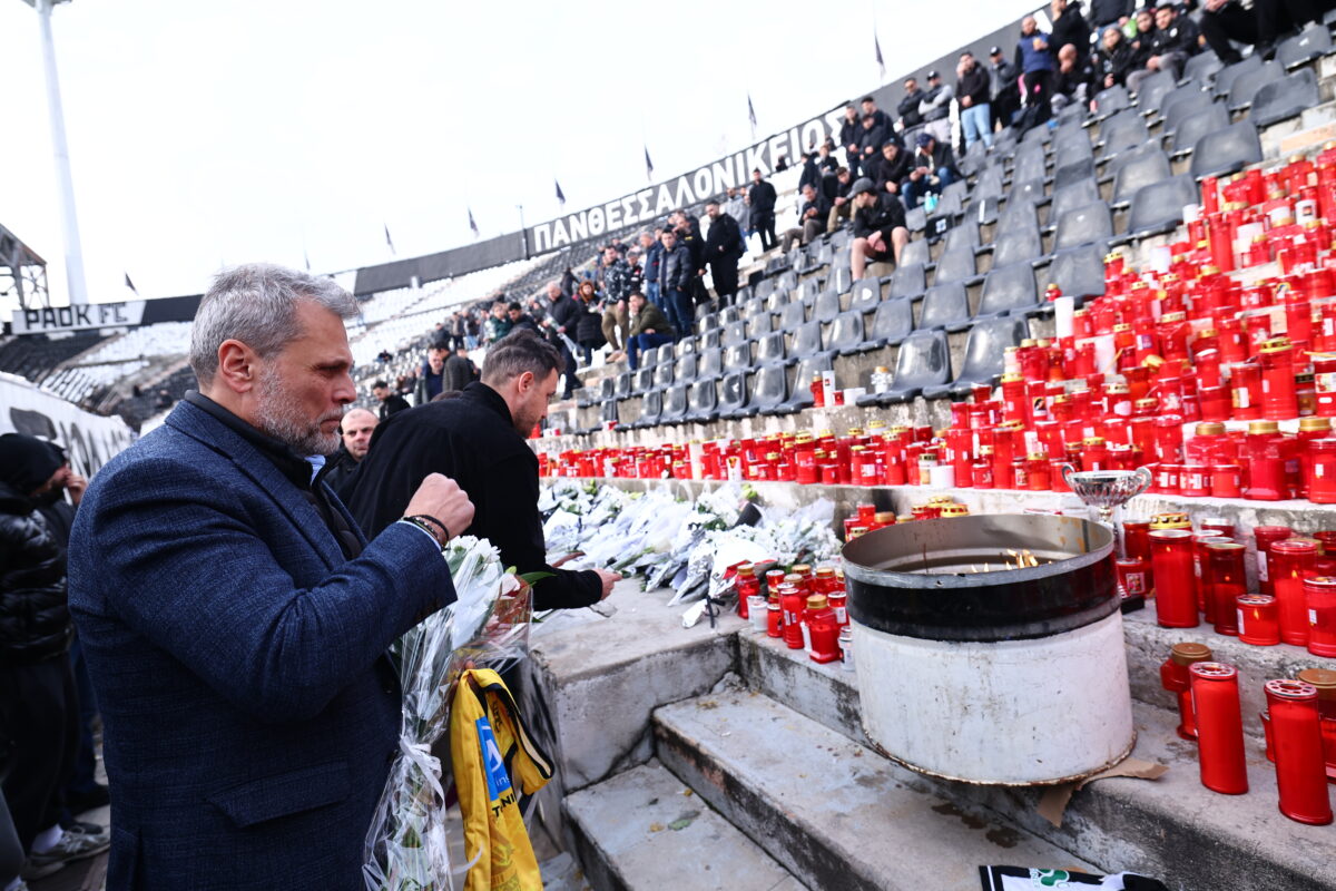 ΑΝΤΙΠΡΟΣΩΠΕΙΑ ΤΟΥ ΑΡΗ ΑΦΗΝΕΙ ΛΟΥΛΟΥΔΙΑ ΣΤΗ ΜΝΗΜΗ ΤΩΝ ΘΥΜΑΤΩΝ ΤΟΥ ΤΡΟΧΑΙΟΥ ΣΤΗ ΡΟΥΜΑΝΙΑ (ΡΑΦΑΗΛ ΓΕΩΡΓΙΑΔΗΣ