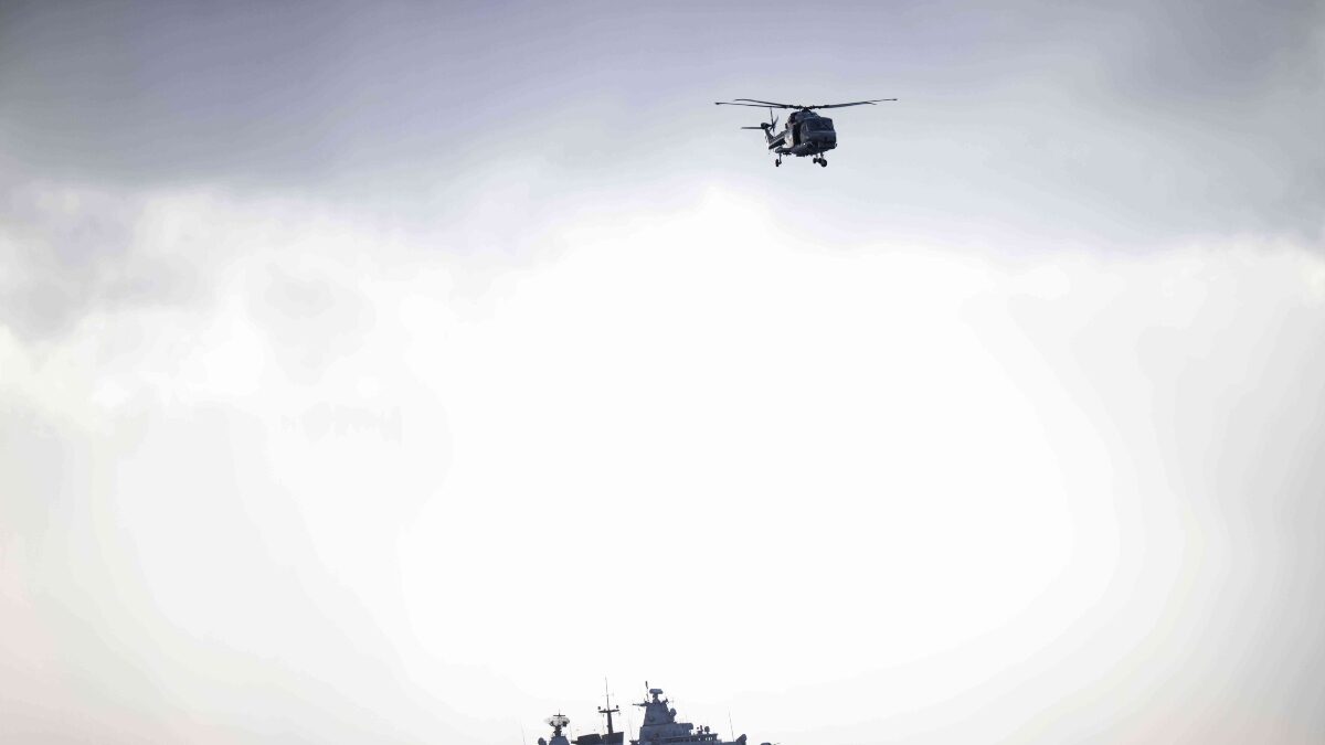 Πολεμικό πλοίο και ελικόπτερο