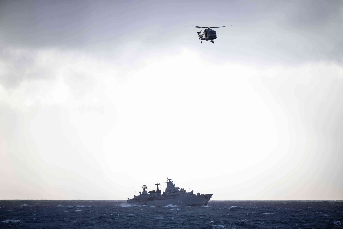 Πολεμικό πλοίο και ελικόπτερο