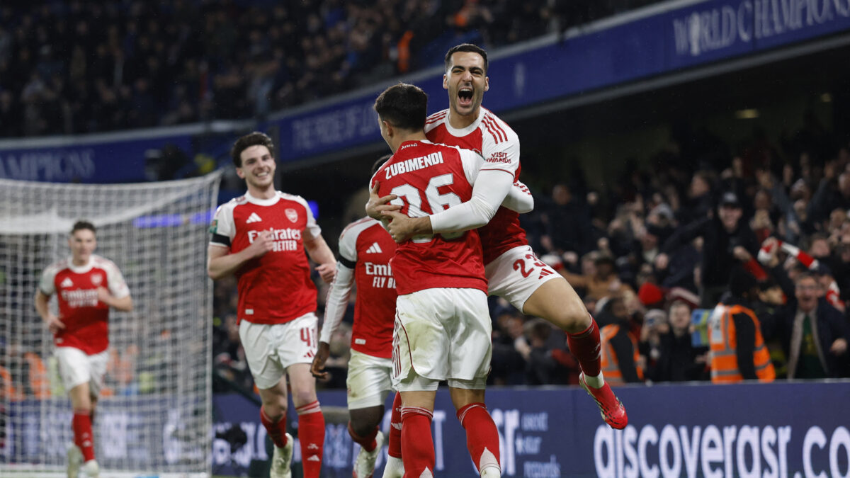 Οι παίκτες της Άρσεναλ πανηγυρίζουν κόντρα στην Τσέλσι