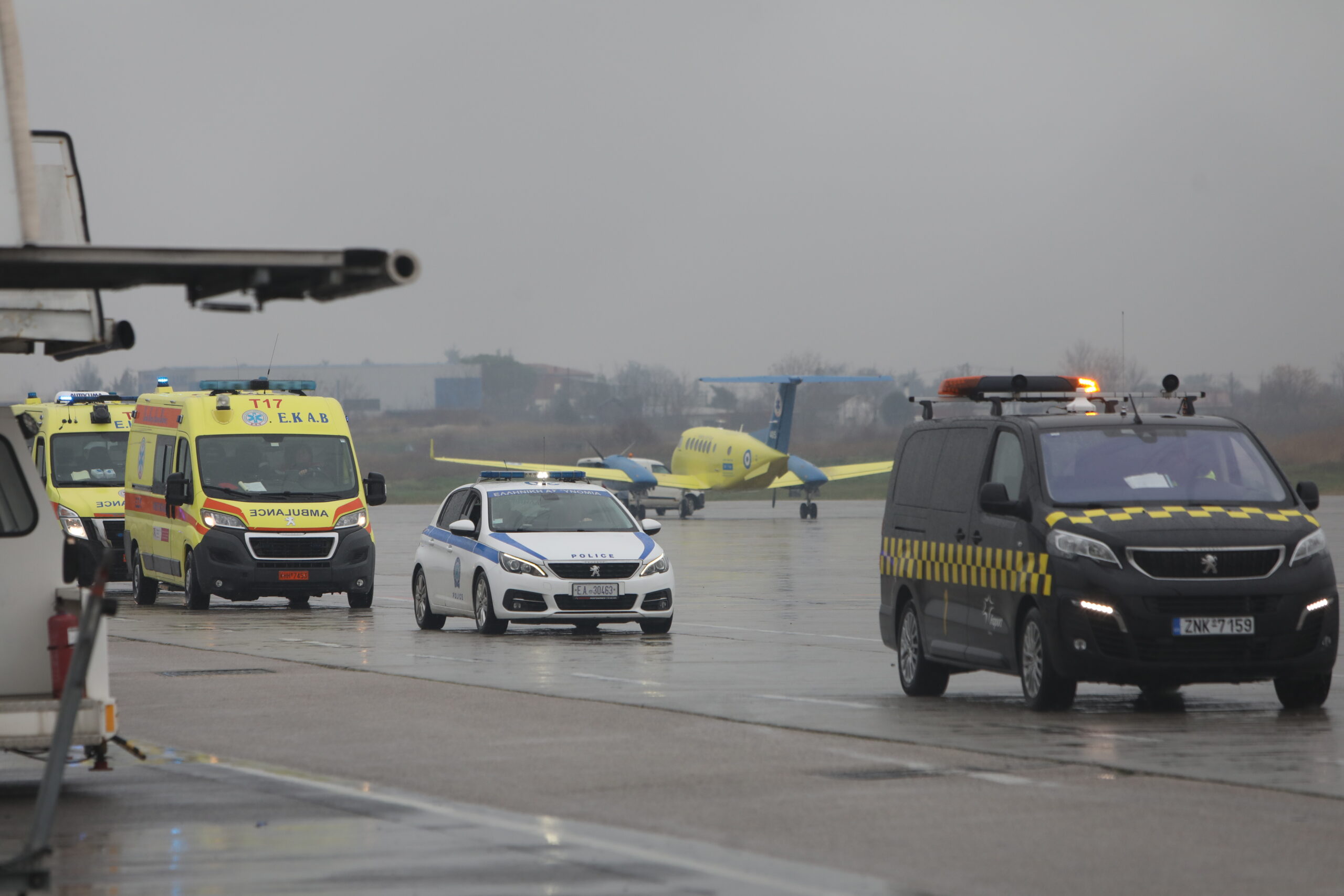 Άφιξη των τραυματιών του τροχαίου δυστυχήματος σε δρόμο της Ρουμανίας στο αεροδρόμιο Μακεδονία στη Θεσσαλονίκη. Πέμπτη 29 Ιανουαρίου 2026 (ΒΑΣΙΛΗΣ ΒΕΡΒΕΡΙΔΗΣ / MOTION TEAM)