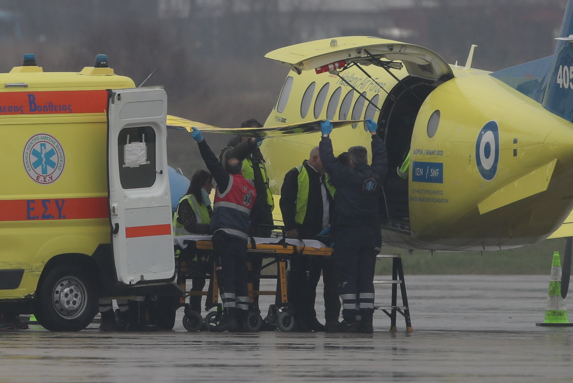 Άφιξη των τραυματιών του τροχαίου δυστυχήματος σε δρόμο της Ρουμανίας στο αεροδρόμιο Μακεδονία στη Θεσσαλονίκη. Πέμπτη 29 Ιανουαρίου 2026  (ΒΑΣΙΛΗΣ ΒΕΡΒΕΡΙΔΗΣ / MOTION TEAM)